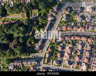 Photo aérienne de l'UK ville connu sous le nom de Pontefract, située à Wakefield West Yorkshire, montrant des quartiers d'habitations typiquement britannique avec des routes et chemins. Banque D'Images