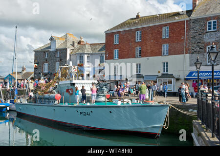 Vintage World War 2 bateau de patrouille militaire à Padstow Harbour. Cornwall, Angleterre Banque D'Images