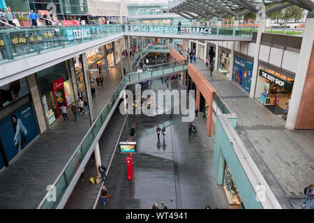 Les gens sortir shopping at Liverpool One, un centre commercial, complexe résidentiel et de loisirs à Liverpool UK. Banque D'Images