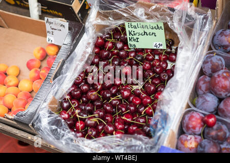 Cerises italiennes à vendre un marchand en Allemagne Banque D'Images