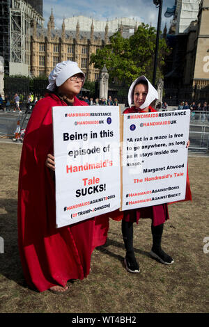 Manifestations à la place du Parlement. Les manifestants restent habillés en femmes de la Servante écarlate Banque D'Images