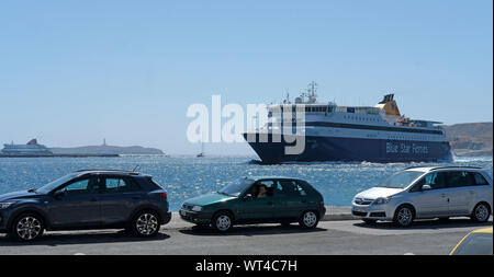 Le ferry arrivant à Syros, Grèce Banque D'Images