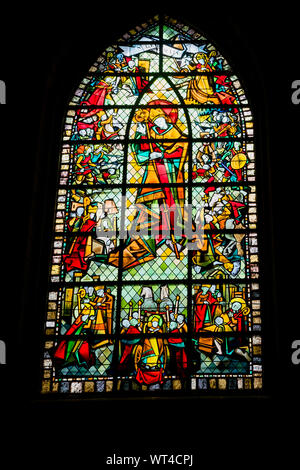 Rennes, Bretagne / France - 26 août 2019 - Vue détaillée de vitraux de l'église de Saint Germain à Rennes en France Banque D'Images