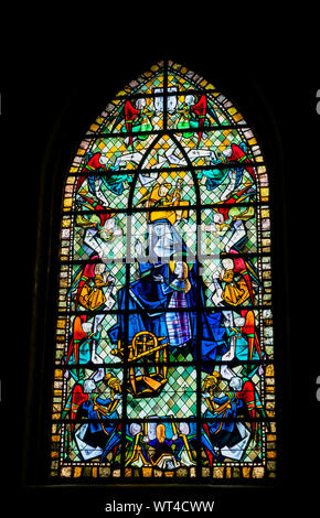 Rennes, Bretagne / France - 26 août 2019 - Vue détaillée de vitraux de l'église de Saint Germain à Rennes en France Banque D'Images