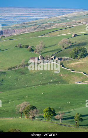 En regardant la partie supérieure de la vallée de l'Eden à proximité de Kirkby Stephen, Cumbria, vers le nord des Pennines fells. UK. Banque D'Images