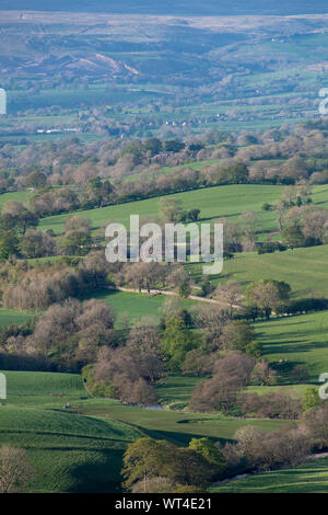 En regardant la partie supérieure de la vallée de l'Eden à proximité de Kirkby Stephen, Cumbria, vers le nord des Pennines fells. UK. Banque D'Images