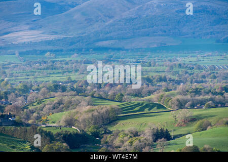 En regardant la partie supérieure de la vallée de l'Eden à proximité de Kirkby Stephen, Cumbria, vers le nord des Pennines fells. UK. Banque D'Images