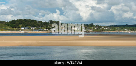 Vue sur l'estuaire de la rivière de chameaux vers Porthilly. Cornwall, England, UK Banque D'Images