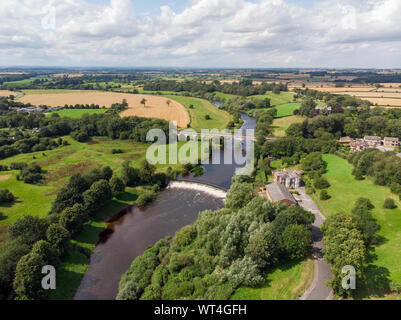 Photo aérienne de l'historique de la rivière Wharfe et Viaduc de Tadcaster situé dans le West Yorkshire ville britannique de Tadcaster, prises on a bright sunny d Banque D'Images