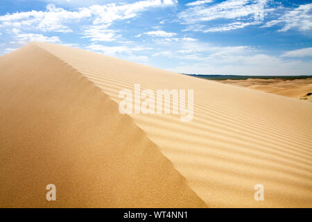 Grandes dunes du désert. De belles structures d'barkhans de sable. Bien pour les photographes et voyageurs. La Mongolie Banque D'Images