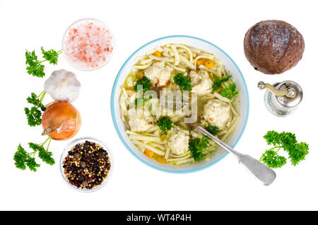 Bouillon de poulet avec des nouilles aux œufs et de boulettes. Studio Photo Banque D'Images