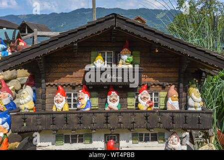 Les nains de jardin dans un jardin d'une maison sur les Alpes Suisses Banque D'Images