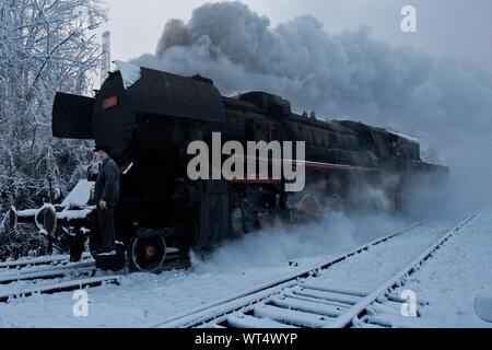 Travailleur bosniaque préparer une machine à vapeur pour le service mensuel sur la locomotive à vapeur 33 classes (initialement 52 DRB ) construit à 1943 centrale de mine de charbon Banque D'Images