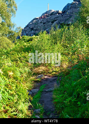 Chemin étroit rugueux contre vents vegitation à bord noir-Argenté surmonté d'un monument à l'Amiral Lord Nelson Banque D'Images