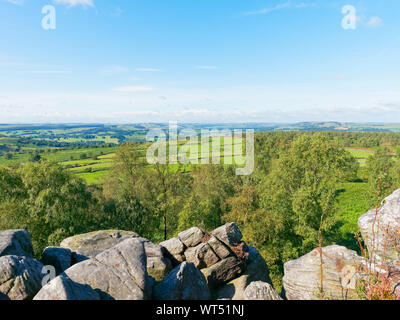 Par un beau matin de septembre sur le Derbyshire Peak District environnant depuis le haut du bord noir-argenté. Banque D'Images