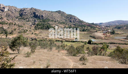 Paysage malgache entre Andasibe et Antsirabe, Madagascar, Afrique Banque D'Images