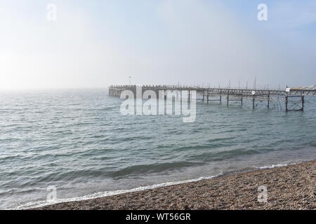 Totland bay dans le brouillard Banque D'Images