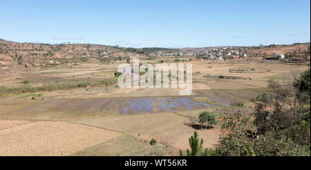 Paysage malgache entre Andasibe et Antsirabe, Madagascar, Afrique Banque D'Images