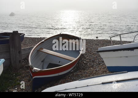 Totland bay dans le brouillard Banque D'Images