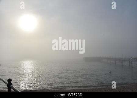 Totland bay dans le brouillard Banque D'Images