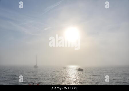 Totland bay dans le brouillard Banque D'Images