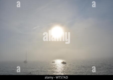 Totland bay dans le brouillard Banque D'Images