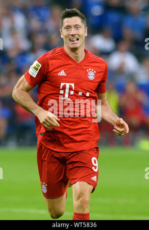 Bundesliga, Allemagne, des hommes, de la saison 2019/2020, 2e journée, Veltins Arena Gelsenkirchen : FC Schalke 04 et FC Bayern Munich ; Robert Lewandowski (FCB) Banque D'Images