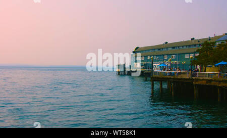 Seattle, Washington, USA ( janvier ,25, 2019 ) Seattle Waterfront avec vue sur le centre-ville de Seattle ; coucher de soleil depuis le Bainbridge Island Ferry, Seattle Washin Banque D'Images