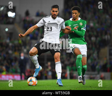 Emre pouvez (Allemagne, l.) par opposition à Niall McGinn (Irlande du Nord, r.). GES/football/Qualification EURO : l'Irlande du Nord - Allemagne, 11.06.2019 Football/soccer : qualificatifs européens : l'Irlande du Nord contre l'Allemagne, à Belfast, le 11 juin 2019 | dans le monde d'utilisation Banque D'Images