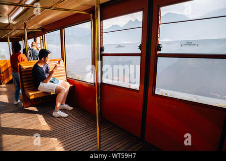 Sapa, Vietnam - 14 octobre 2018 : l'intérieur du tramway, la ville de Sapa à la montagne de Fansipan Banque D'Images