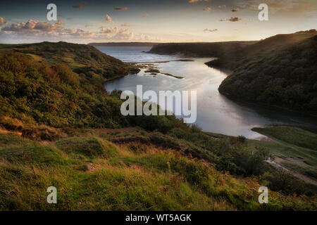 La marée haute à trois Cliffs Bay Banque D'Images