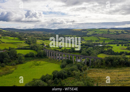 Vue aérienne de Cynghordy dans Carmarthenshire, Dyfed, Wales, UK - avec le viaduc ferroviaire Cynghordy Banque D'Images