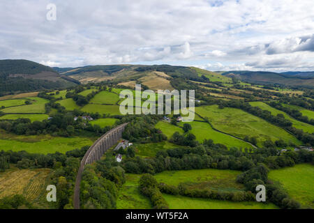 Vue aérienne de Cynghordy dans Carmarthenshire, Dyfed, Wales, UK - avec le viaduc ferroviaire Cynghordy Banque D'Images