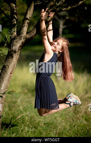 Sonya Maltseva, (Russie), dans la région de Kelsey Park, Beckenham, Kent, Angleterre pendaison de branche d'un arbre Banque D'Images