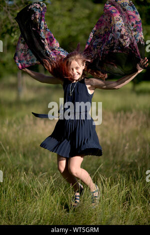 Sonya Maltseva, (Russie), dans la région de Kelsey Park, Beckenham, Kent, Angleterre. La danse de l'herbe Banque D'Images