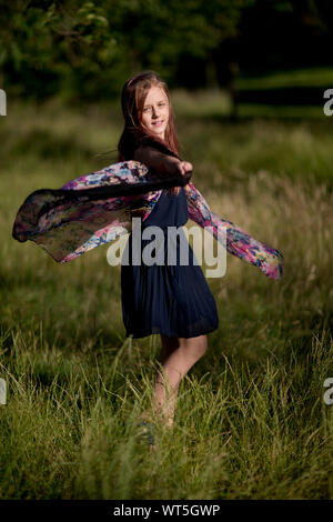 Sonya Maltseva, (Russie), dans la région de Kelsey Park, Beckenham, Kent, Angleterre. La danse de l'herbe Banque D'Images