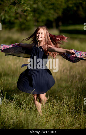 Sonya Maltseva, (Russie), dans la région de Kelsey Park, Beckenham, Kent, Angleterre. La danse de l'herbe Banque D'Images