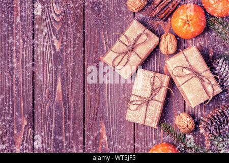 Composition de Noël avec les mandarines, coffrets cadeaux, cônes sur un fond de bois sombre. Vue de dessus avec l'exemplaire de l'espace. Banque D'Images