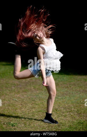 Sonya Maltseva, (Russie), dans la région de Kelsey Park, Beckenham, Kent, EnglandSonya Maltseva, (Russie), danse sur la pelouse dans le parc, Kelsey, Beckenham Kent, Engla Banque D'Images