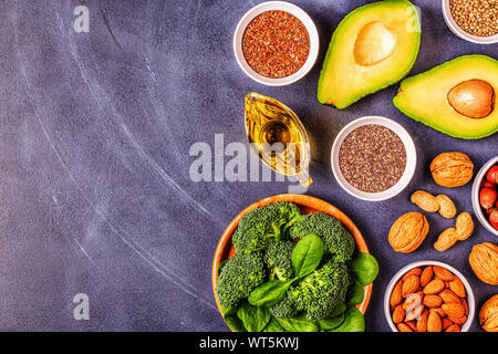 Végan sources d'oméga 3 et de graisses insaturées. Concept d'alimentation saine. Vue d'en haut. Banque D'Images