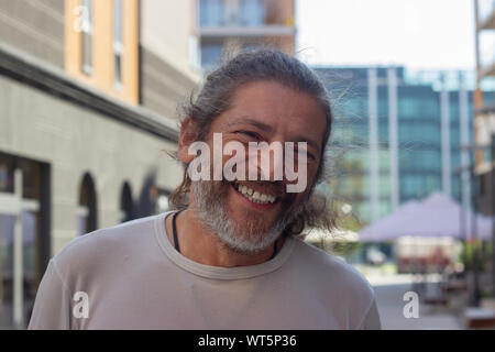 Homme d'âge moyen, looking at camera and smiling Banque D'Images