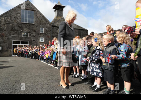 Le Prince de Galles et la duchesse de Cornouailles, connu comme le duc et la duchesse de Rothesay lorsque en Ecosse, lors d'une visite au village côtier de Garlieston, Wigtownshire, où le port a joué un rôle important dans les préparatifs du Jour J en 1944, dans l'essai de la ports artificiels. Banque D'Images