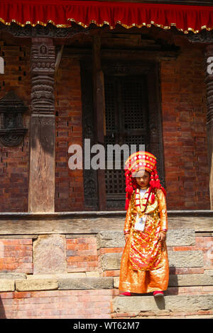 Katmandou, Népal. Sep 11, 2019. Une jeune fille népalaise vêtue comme une déesse vivante Kumari attend que les rituels.Kumari puja est une tradition de l'adoration de jeunes filles prépubères, comme des manifestations de la divine énergie féminine. Le rituel détient une forte signification religieuse dans la communauté Newar qui cherche la bénédiction divine pour sauver les petites filles contre les maladies et la mauvaise chance dans les années à venir. Credit : SOPA/Alamy Images Limited Live News Banque D'Images