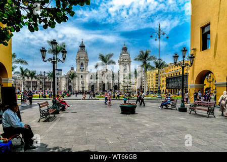 Cathédrale sur la Plaza Mayor et la Plaza de Armas de Lima Banque D'Images