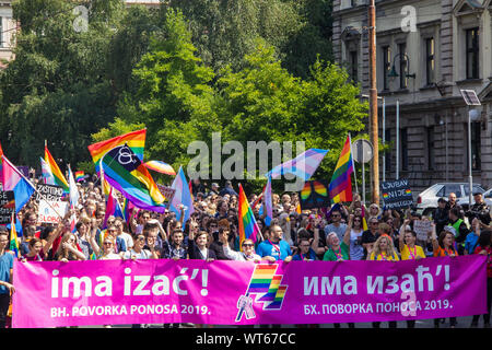 Sarajevo, Bosnie-et-Herzégovine. 05Th Sep 2019. Les manifestants portent une bannière énorme lors de la Pride Parade.'Izac Ima !' traduit par 'Ouvrir la porte, s'il vous plaît" était la devise de la première LGBTIQ Bosniaque Pride Parade, c'est une demande de plus de liberté dans un pays encore en voie de disparition par le radicalisme religieux. Le défilé a représenté un moment historique de l'histoire bosniaque. Credit : SOPA/Alamy Images Limited Live News Banque D'Images