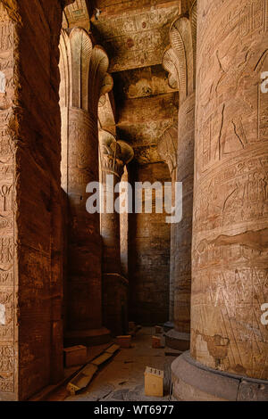 D'énormes colonnes du temple d'Horus situé sur la rive ouest du Nil à Edfu Banque D'Images