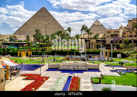 Pyramides et des arrangements de fleurs colorées à la Mena House Hotel à Gizeh, près du Caire, Egypte Banque D'Images