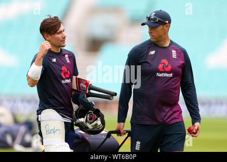 L'Angleterre Rory Burns (à gauche) et l'Angleterre Marcus Trescothick entraîneur pendant la session des filets à l'ovale, Londres. Banque D'Images