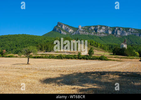 Des pics de montagne calcaire et clifffs avec vue sur une forêt de conifères dans la drôme Provencale Enfrance Banque D'Images