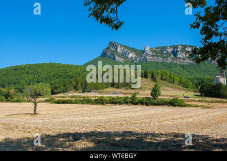 Des pics de montagne calcaire et clifffs avec vue sur une forêt de conifères dans la drôme Provencale Enfrance Banque D'Images